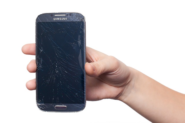 rozbitý mobilní telefon nikoho rozhodně nepotěší