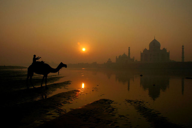 Taj-Mahal v Indii při západu slunce 